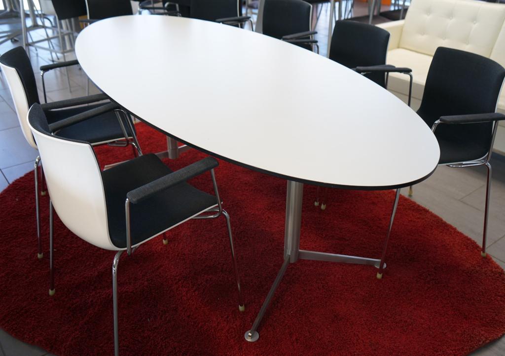 Frontvisning af Paustian Spinal spisebord i hvid med kurvede linjer, 240x100 cm – eksklusivt og elegant design.